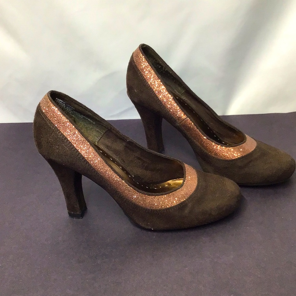 Sale 🔥Sz 7 Brown high heel shoes Trendzone Faux suede with copper bronze glitter
